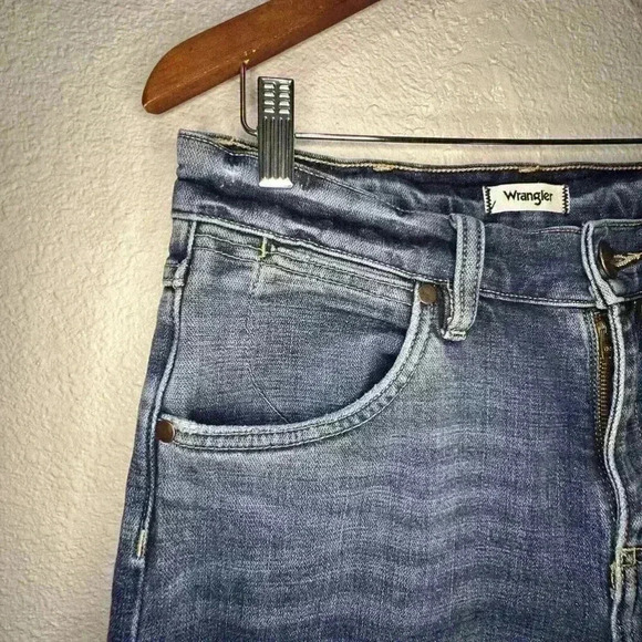 Wrangler Boyfriend Woman’s Jeans, Size 27x29, Slightly Distressed - Picture 9 of 16